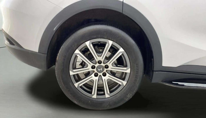 2023 Mahindra XUV700 AX 7 LUXURY P AT 7 STR, Petrol, Automatic, 19,218 km, Right Rear Wheel