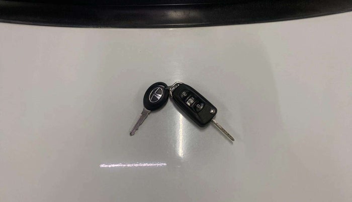 2018 Tata Tiago XT PETROL, CNG, Manual, 58,813 km, Key Close Up