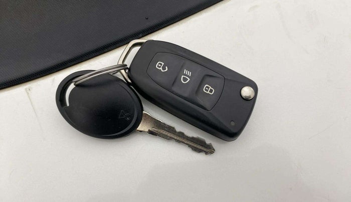 2018 Tata Tiago XZ PETROL, CNG, Manual, 63,002 km, Key Close Up