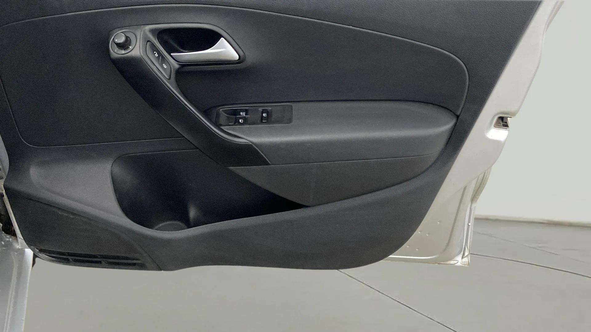 Driver-side-door-panel-control-39