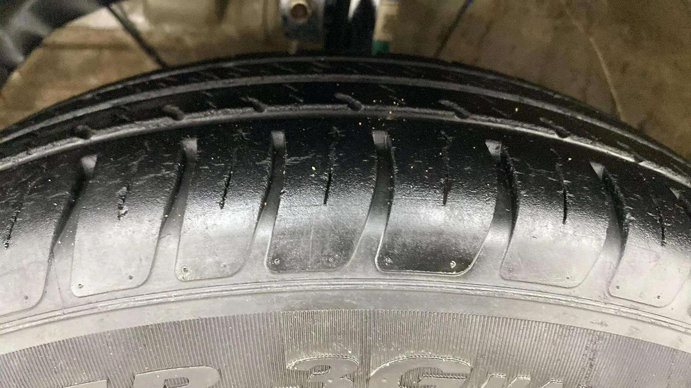 2023 Maruti Swift VXI CNG, CNG, Manual, 42,482 km, Left Front Tyre Tread