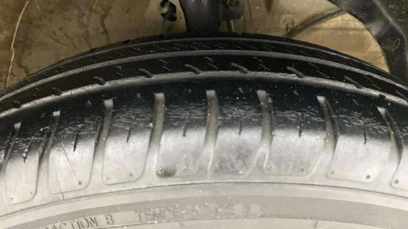 2023 Maruti Swift VXI CNG, CNG, Manual, 42,482 km, Right Front Tyre Tread