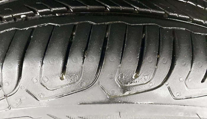 2016 Ford Ecosport TITANIUM 1.5L DIESEL, Diesel, Manual, 1,16,411 km, Left Front Tyre Tread