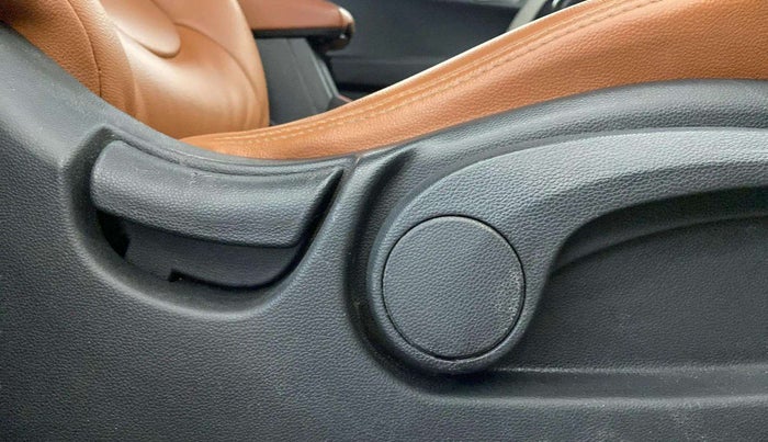 2016 Hyundai Creta SX PLUS 1.6 PETROL, Petrol, Manual, 76,466 km, Driver Side Adjustment Panel