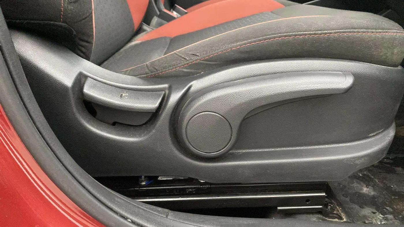 2018 Hyundai i20 Active 1.2 SX, Petrol, Manual, 25,411 km, Driver Side Adjustment Panel