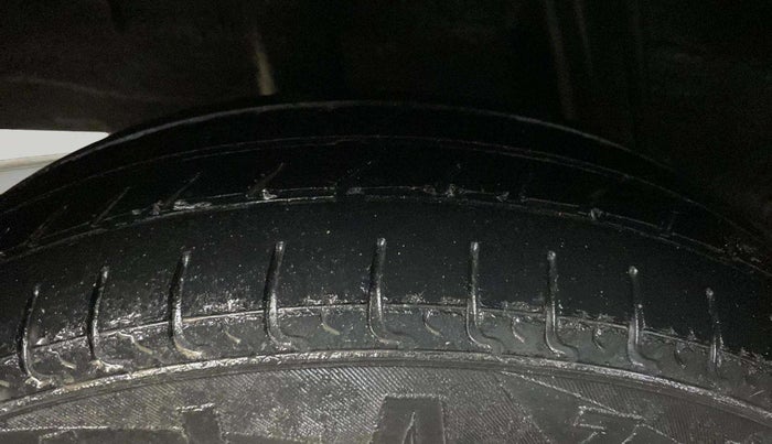 2016 Renault Kwid RXL, CNG, Manual, 60,804 km, Right Rear Tyre Tread