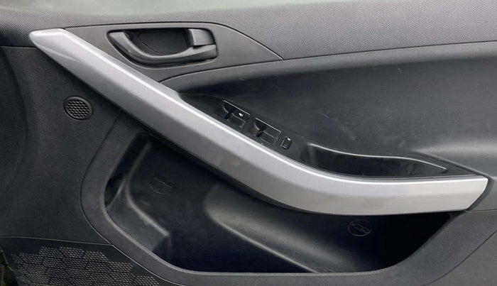 2022 Tata NEXON XM PLUS SUNROOF PETROL, Petrol, Manual, 40,281 km, Driver Side Door Panels Control