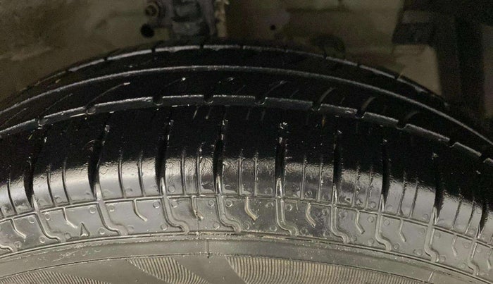 2017 Maruti Swift LXI (O), Petrol, Manual, 79,769 km, Right Front Tyre Tread