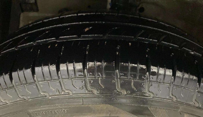 2017 Maruti Swift LXI (O), Petrol, Manual, 79,769 km, Left Front Tyre Tread