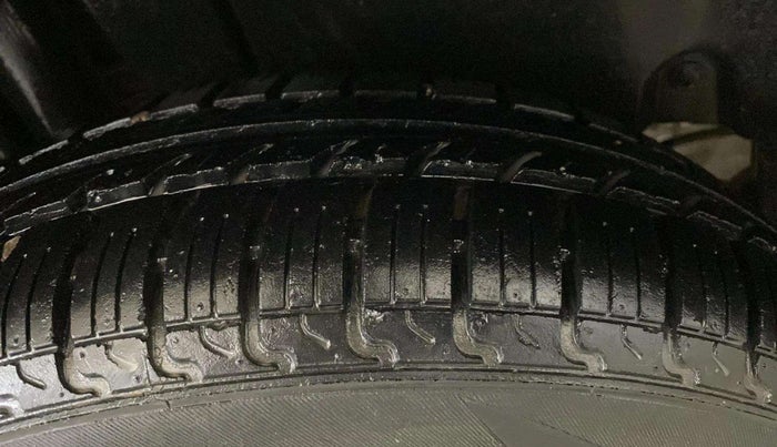 2017 Maruti Swift LXI (O), Petrol, Manual, 79,769 km, Right Rear Tyre Tread