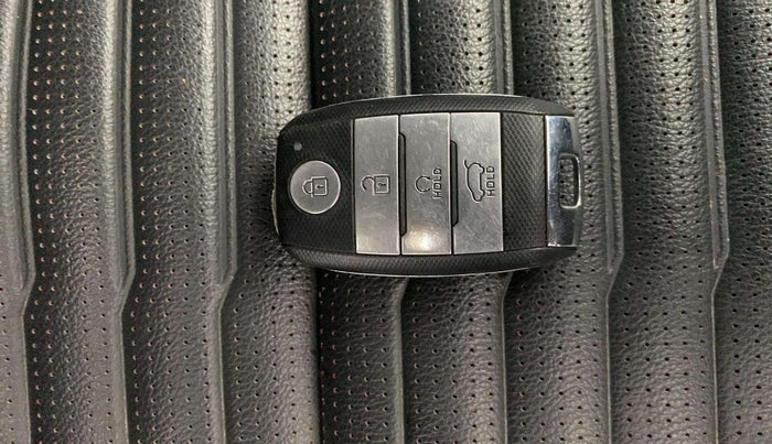 2021 KIA SONET GTX PLUS 1.0 IMT DUAL TONE, Petrol, Manual, 38,656 km, Key Close Up