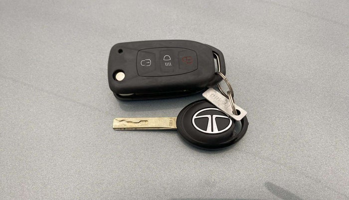 2024 Tata PUNCH ADVENTURE RHYTHM PACK MT, Petrol, Manual, 10,041 km, Key Close Up