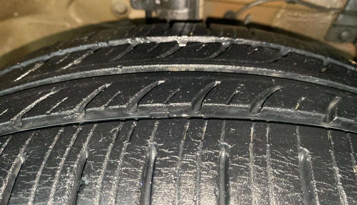 2013 Maruti Swift Dzire ZDI, Diesel, Manual, 1,10,002 km, Right Front Tyre Tread