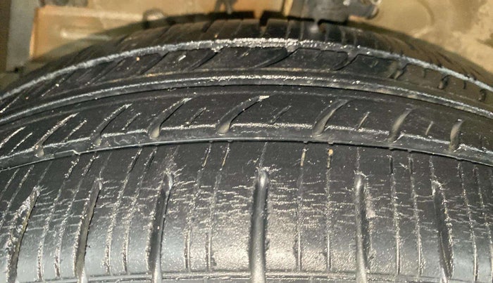 2013 Maruti Swift Dzire ZDI, Diesel, Manual, 1,10,002 km, Left Front Tyre Tread