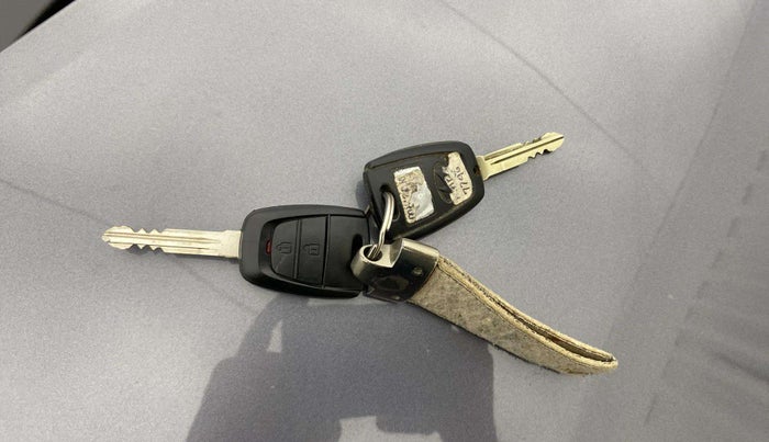 2019 Hyundai Grand i10 SPORTZ 1.2 KAPPA VTVT, CNG, Manual, 82,561 km, Key Close Up