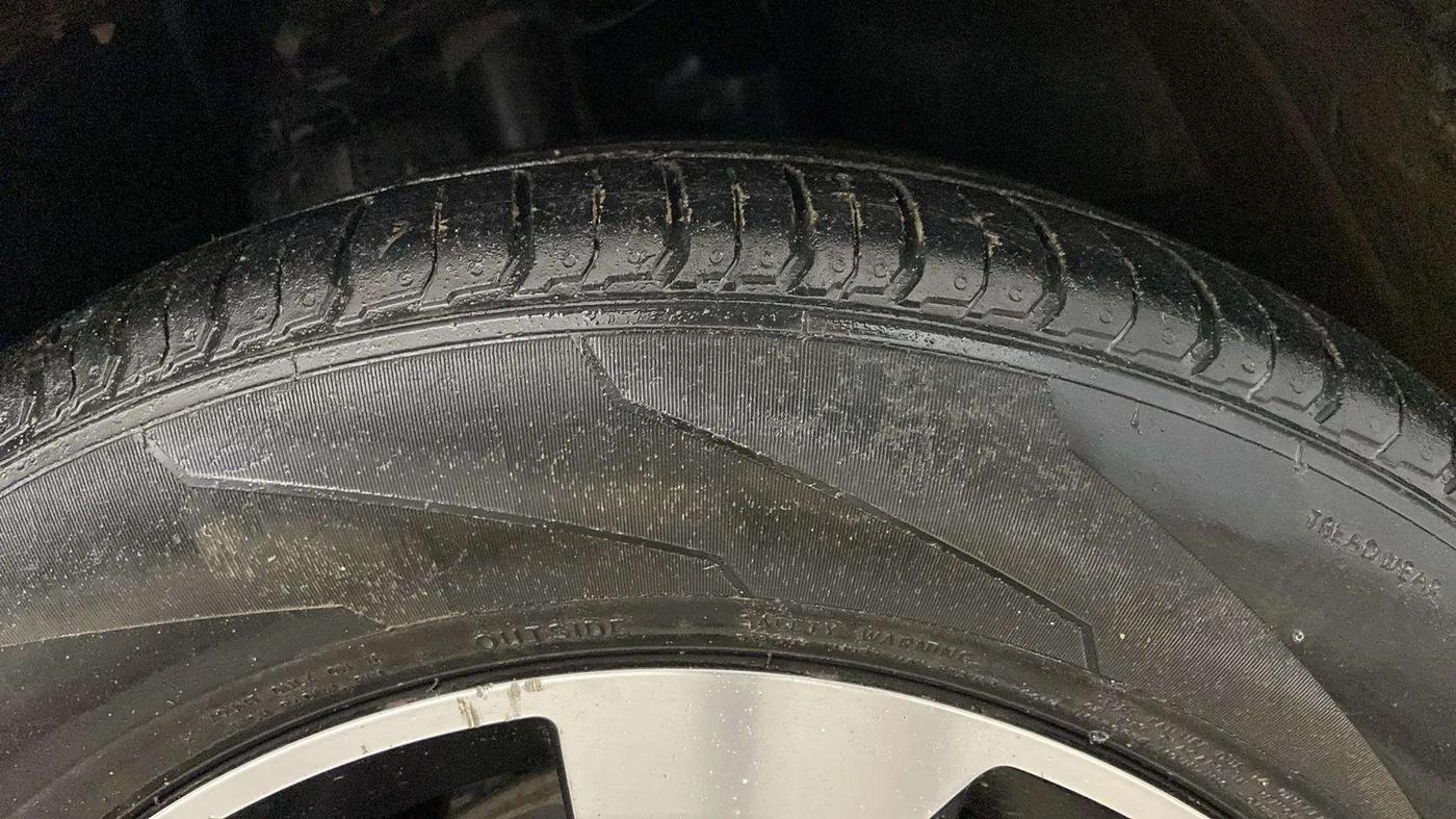 2019 Tata NEXON XZA PLUS PETROL, Petrol, Automatic, 82,491 km, Right Front Tyre Tread