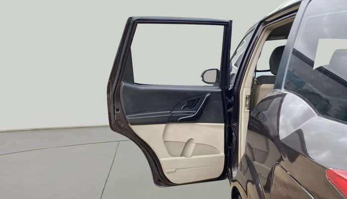 2016 Mahindra XUV500 W4, Diesel, Manual, 1,01,301 km, LHS Rear Door