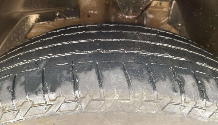 2016 Mahindra XUV500 W4, Diesel, Manual, 1,01,301 km, Left Front Tyre Tread