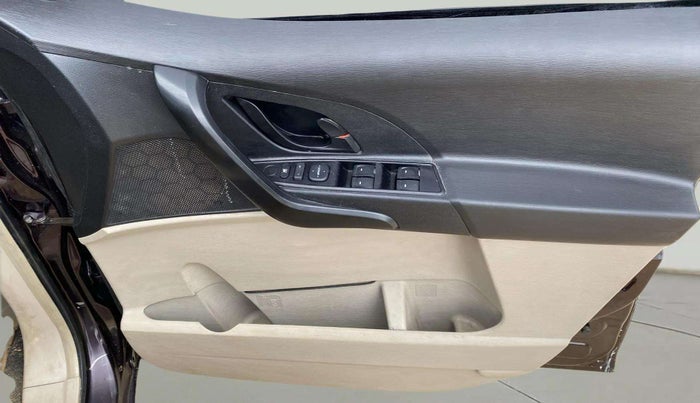 2016 Mahindra XUV500 W4, Diesel, Manual, 1,01,301 km, Driver Side Door Panels Control