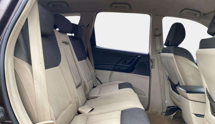 2016 Mahindra XUV500 W4, Diesel, Manual, 1,01,301 km, Right Side Rear Door Cabin