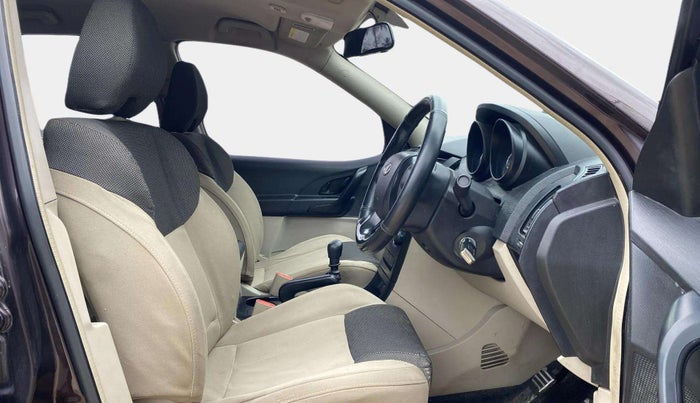 2016 Mahindra XUV500 W4, Diesel, Manual, 1,01,301 km, Right Side Front Door Cabin