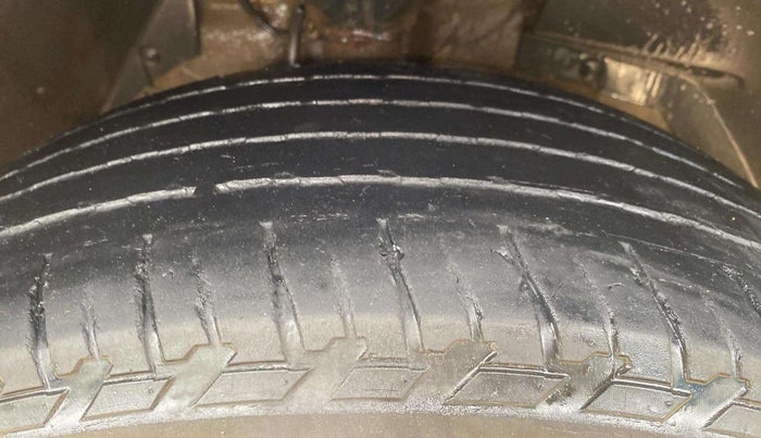 2016 Mahindra XUV500 W4, Diesel, Manual, 1,01,301 km, Right Front Tyre Tread