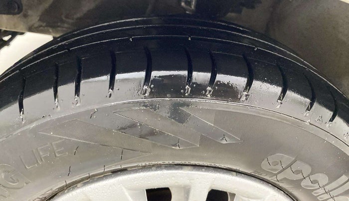2014 Hyundai i10 MAGNA 1.1, CNG, Manual, 1,10,894 km, Left Front Tyre Tread