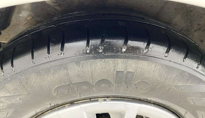 2014 Hyundai i10 MAGNA 1.1, CNG, Manual, 1,10,894 km, Right Rear Tyre Tread