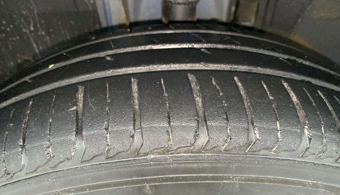 2022 Renault TRIBER RXZ AMT, Petrol, Automatic, 17,572 km, Left Front Tyre Tread