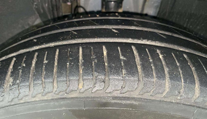 2022 Renault TRIBER RXZ AMT, Petrol, Automatic, 17,572 km, Right Front Tyre Tread