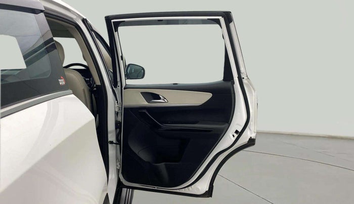 2022 Mahindra XUV700 AX 7 P MT 7 STR, Petrol, Manual, 25,833 km, RHS Rear Door