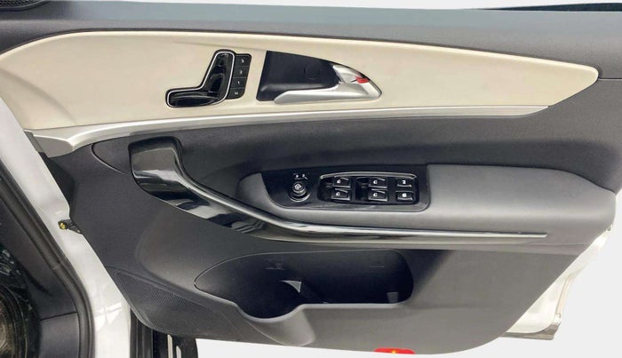 2022 Mahindra XUV700 AX 7 P MT 7 STR, Petrol, Manual, 25,833 km, Driver Side Door Panels Control