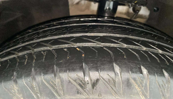 2022 Mahindra XUV700 AX 7 P MT 7 STR, Petrol, Manual, 25,833 km, Left Front Tyre Tread