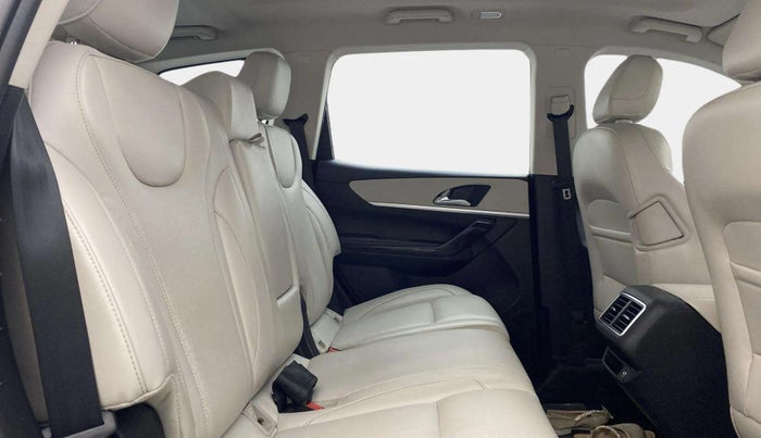 2022 Mahindra XUV700 AX 7 P MT 7 STR, Petrol, Manual, 25,833 km, Right Side Rear Door Cabin