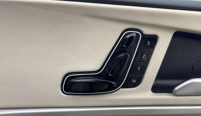 2022 Mahindra XUV700 AX 7 P MT 7 STR, Petrol, Manual, 25,833 km, Driver Side Adjustment Panel