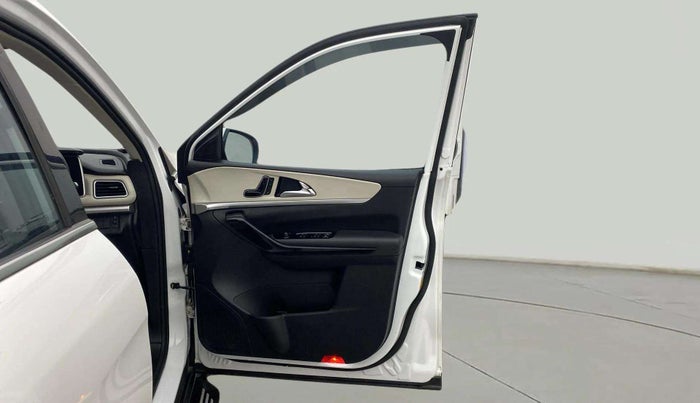 2022 Mahindra XUV700 AX 7 P MT 7 STR, Petrol, Manual, 25,833 km, RHS Front Door