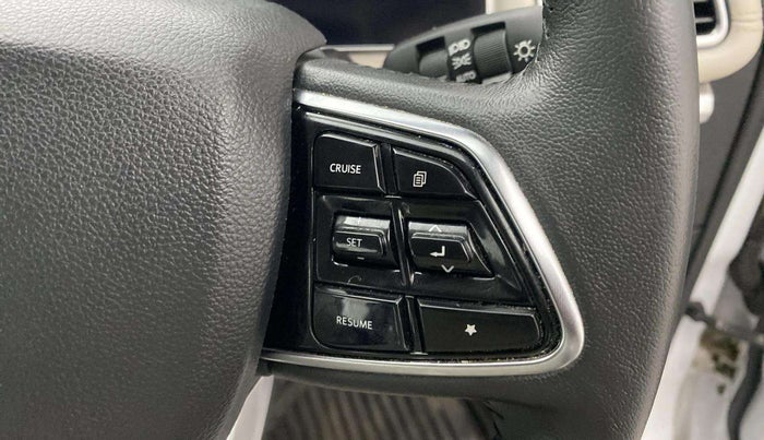 2022 Mahindra XUV700 AX 7 P MT 7 STR, Petrol, Manual, 25,833 km, Adaptive Cruise Control