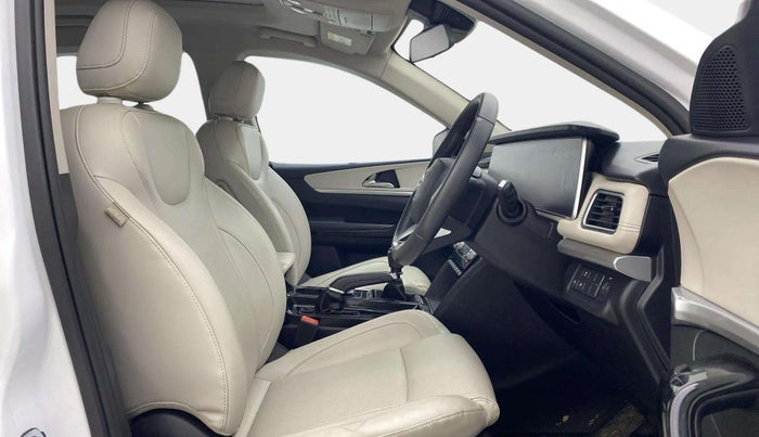 2022 Mahindra XUV700 AX 7 P MT 7 STR, Petrol, Manual, 25,833 km, Right Side Front Door Cabin