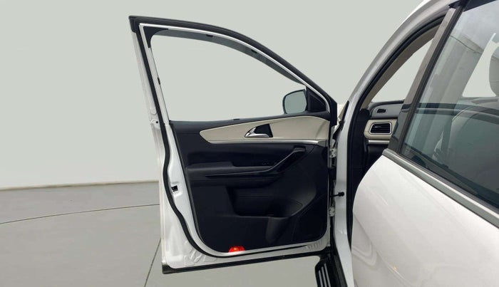 2022 Mahindra XUV700 AX 7 P MT 7 STR, Petrol, Manual, 25,833 km, LHS Front Door