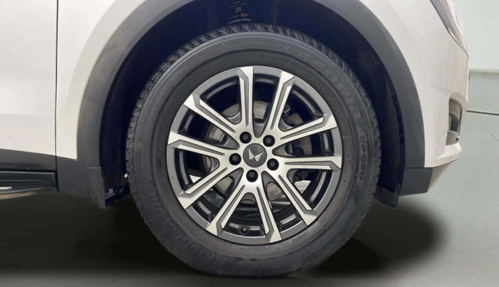 2022 Mahindra XUV700 AX 7 P MT 7 STR, Petrol, Manual, 25,833 km, Right Front Wheel