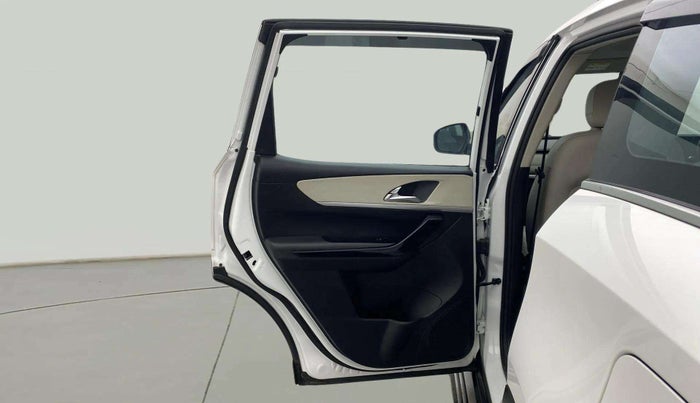 2022 Mahindra XUV700 AX 7 P MT 7 STR, Petrol, Manual, 25,833 km, LHS Rear Door