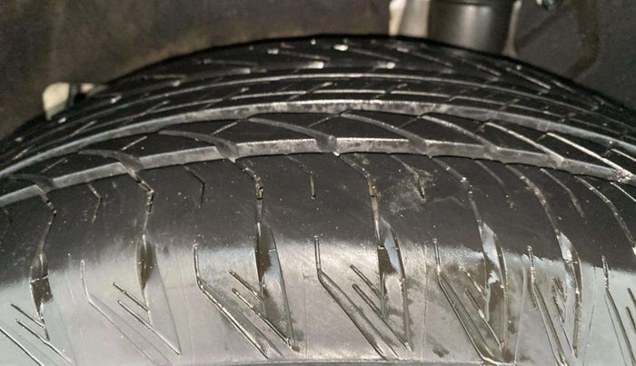 2022 Mahindra XUV700 AX 7 P MT 7 STR, Petrol, Manual, 25,833 km, Left Rear Tyre Tread