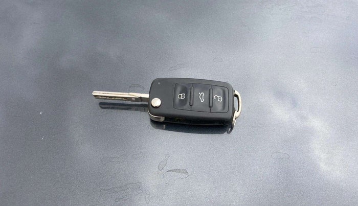 2021 Volkswagen Polo COMFORTLINE 1.0L TSI, Petrol, Manual, 43,959 km, Key Close Up