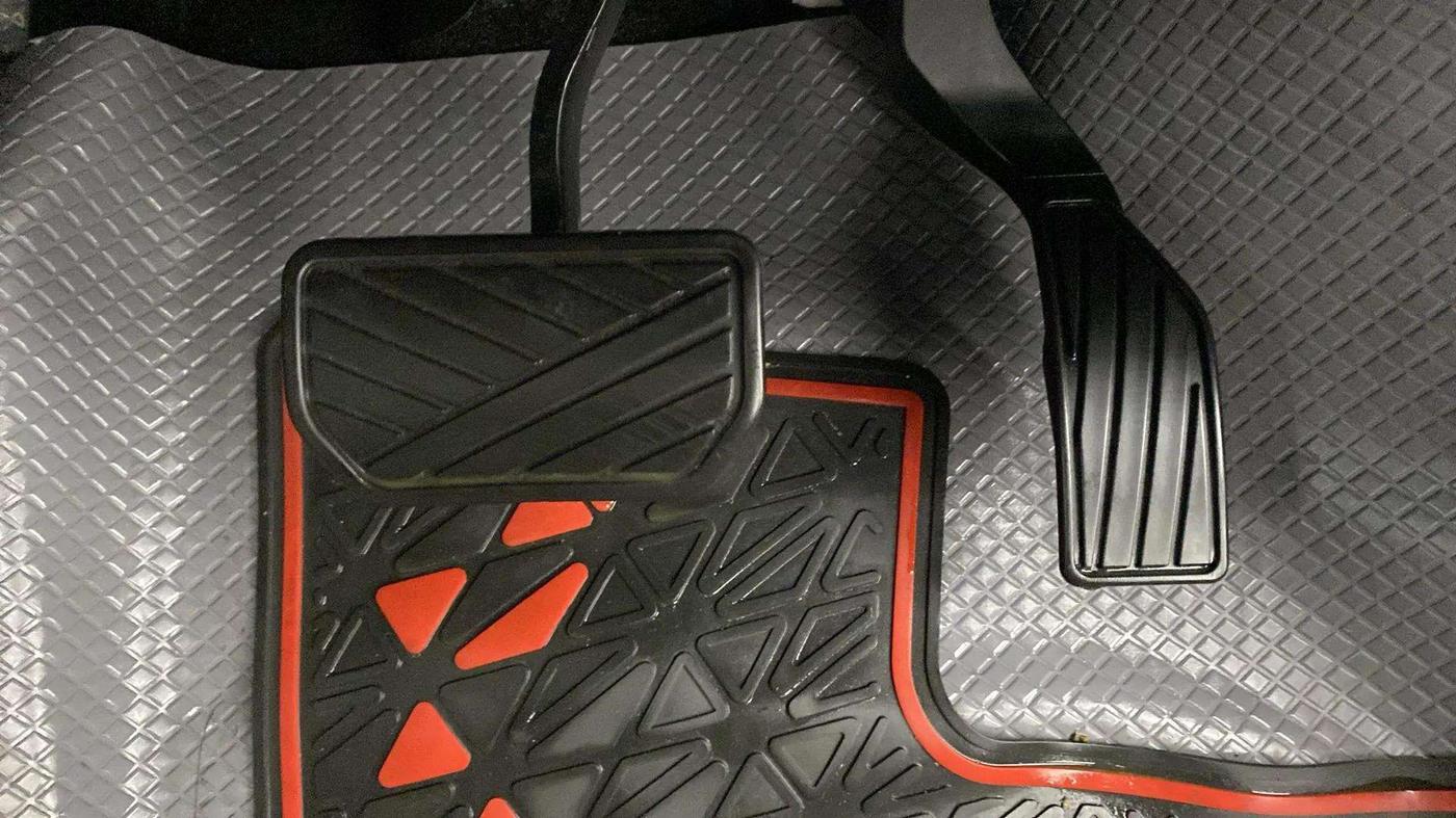 2022 Maruti BREZZA VXI AT SMART HYBRID, Petrol, Automatic, 64,336 km, Pedals