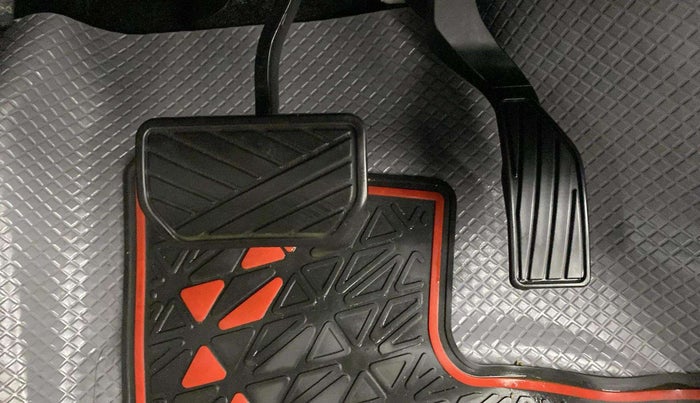 2022 Maruti BREZZA VXI AT SMART HYBRID, Petrol, Automatic, 64,336 km, Pedals
