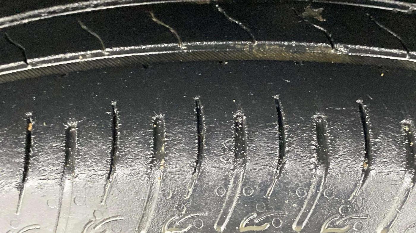 2022 Maruti BREZZA VXI AT SMART HYBRID, Petrol, Automatic, 64,336 km, Left Front Tyre Tread