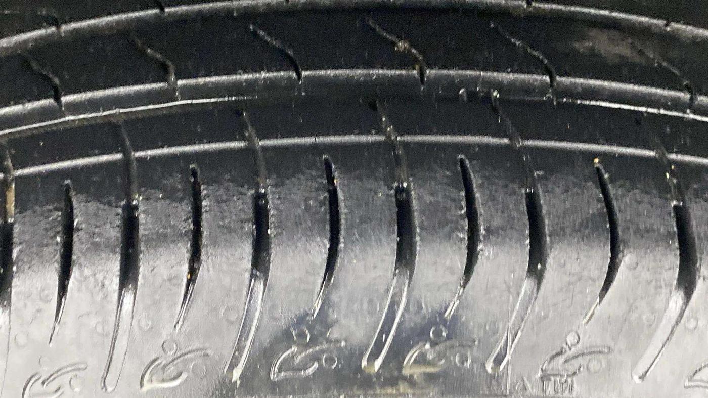 2022 Maruti BREZZA VXI AT SMART HYBRID, Petrol, Automatic, 64,336 km, Right Rear Tyre Tread