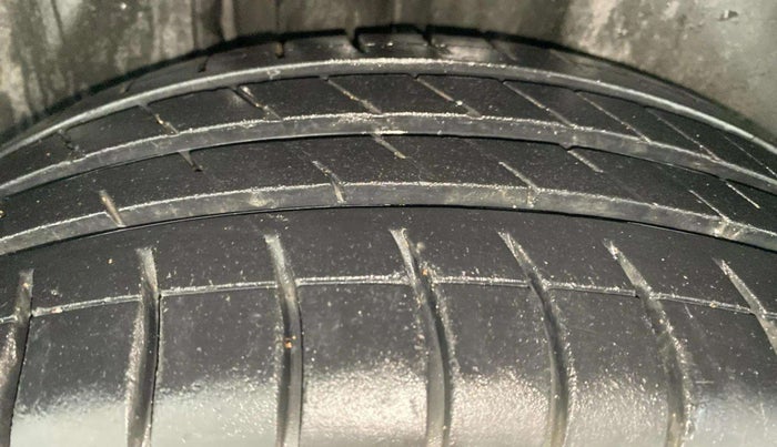 2014 Volkswagen Vento HIGHLINE 1.6 MPI, Petrol, Manual, 61,065 km, Right Rear Tyre Tread