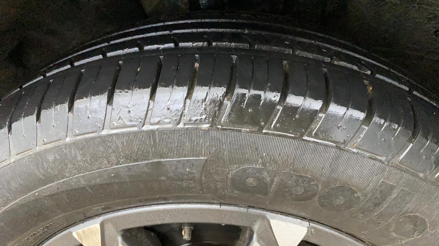2022 Mahindra XUV700 AX 7 LUXURY D AT 7 STR, Diesel, Automatic, 1,234 km, Left Front Tyre Tread