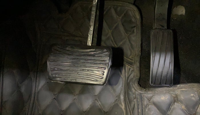 2022 Mahindra XUV700 AX 7 LUXURY D AT 7 STR, Diesel, Automatic, 30,189 km, Pedals